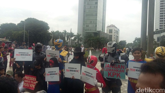 Berkostum Superhero, 8 Orang ini Serukan Tolak Revisi UU KPK