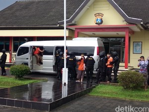 6 Terduga Teroris yang Ditangkap di Malang Dibawa ke Jakarta