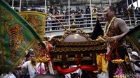 Dimana seseorang dirasuki roh dan kebal ditusuk oleh benda tajam. Ia duduk diatas tandu dan diarak sepanjang karnaval.