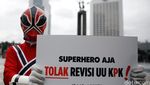 Aksi Superhero Tolak Revisi UU KPK