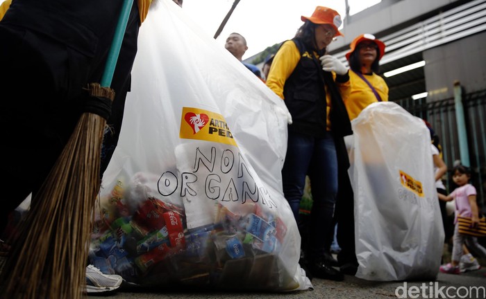 Ratusan orang dari puluhan beragam komunitas peduli lingkungan berkumpul bersama di acara Car Free Day kawasan Bunderan HI Jakarta, Minggu (21/2/2016). Bersama dinas kebersihan DKI Jakarta mereka merayakan puncak Hari Peduli Sampah Nasional 2016 dengan mengumpulkan sampah secara bersama menuju Indonesia yang bebas sampah 2020. (FOTO: Rachman Haryanto/detikcom)