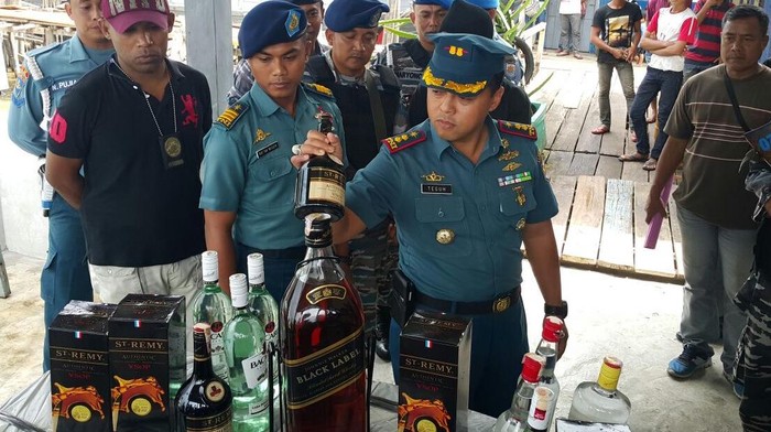 TNI AL Tangkap 5 Orang Penyelundup Miras Rp 2 Miliar dari Malaysia