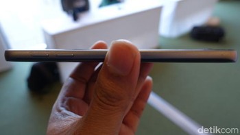 Terlihat tipis bodi Galaxy S7 reguler. Foto: detikINET/Fino Yurio Kristo