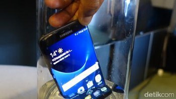 Bodi S7 dirancang tahan meskipun diredam air. Foto: detikINET/Fino Yurio Kristo