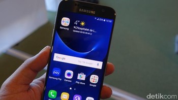Ini adalah Galaxy S7 versi reguler. Foto: detikINET/Fino Yurio Kristo