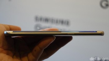 S7 Edge sangat tipis, yang jadi salah satu ciri khas desain Samsung. Foto: detikINET/Fino Yurio Kristo