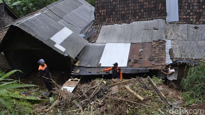 Longsor di Situbondo, Lima Rumah Tertimbun