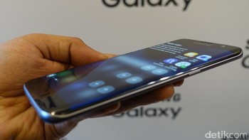 Model ini memakai prosesor Exynos 8890 dan RAM 4 GB. Foto: detikINET/Fino Yurio Kristo