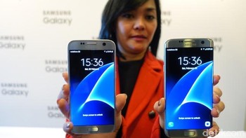 Kiri adalah Galaxy S7 reguler dan kanan adalah Galaxy S7 Edge. Foto: detikINET/Fino Yurio Kristo