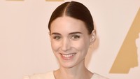 Berperan menjadi seorang lesbian sukses mengantarkan Rooney Mara masuk dalam nominasi Aktris Pendukung Terbaik di Oscar 2016. Kevin Winter/Getty Images/detikFoto.