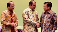 Wapres JK berjabat tangan dengan Menteri Desa, Pembangunan Daerah Tertinggal dan Transmigrasi Marwan Jafar usai membuka Rakornas. (Sigit Purwanto/Humas Kemendes).