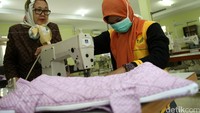 Salah seorang penghuni panti belajar menjahit.