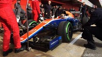 Wehrlein bersiap mengetes MRT05 di Sirkuit Catalunya, Spanyol, Senin (22/2/2016). Sementara itu, Rio yang menggunakan nomor mobil 88 kebagian jatah hari Rabu dan Kamis. (Ist/ManorRacing).