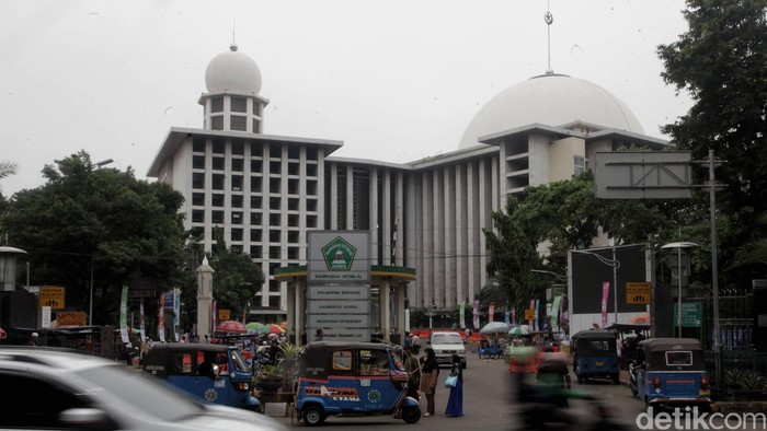 Jamaah beribadah di Masjid Istiqlal, Jakarta, Senin (22/02/2016). Masjid Istiqlal adalah masjid nasional negara Republik Indonesia yang terletak di pusat ibukota Jakarta. Masjid Istiqlal merupakan masjid terbesar di Asia Tenggara. Pembangunan masjid ini diprakarsai oleh Presiden Republik Indonesia saat itu, Ir. Soekarno di mana pemancangan batu pertama, sebagai tanda dimulainya pembangunan Masjid Istiqlal dilakukan oleh Ir. Soekarno pada tanggal 24 Agustus 1951. Arsitek Masjid Istiqlal adalah Frederich Silaban, seorang Kristen Protestan. Grandyos Zafna/detikcom