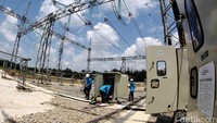Pekerja beraktivitas di Saluran Udara Tegangan Tinggi 150 kV dan Gardu Induk PLN 60 MVA Sei Mangkei, Sumatera Utara. Agus Trimukti/Humas PLN.