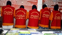 Lima pelaku yang ditangkap yakni Hendra (34), AS (23), Z (49), Robbi (32) dan Burhanudin (33). Mereka ditangkap sepekan lalu di kampung halamannya di Sidrap, Sulsel.