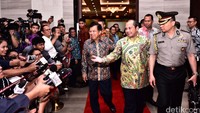 Wapres JK didampingi Menteri Marwan meninggalkan Hotel Bidakara usai membuka Rakornas Pembangunan dan Pemberdayaan Desa. (Sigit Purwanto/Humas Kemendes).