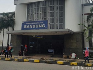 Antisipasi Teror, Stasiun di Bandung Dijaga Ketat Aparat dan Anjing