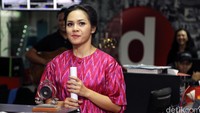 Andien saat berkunjung ke kantor detikcom, Warung Jati Barat, Jakarta Selatan.