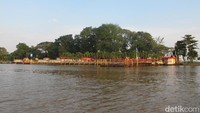 Mampir ke Pulau Kemoro juga asyik. Di sini terdapat legenda cinta antara Tan Bun An dan Siti Halimah, serta pagoda 9 lantai berwarna merah (Afif/detikTravel)