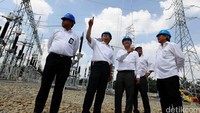 Direktur Bisnis Regional Sumatera PLN Amir Rosidin (dua dari kiri), General Manager PLN Unit Induk Pembangunan II Jurlian Sitanggang (tiga dari kiri), dan General Manajer PLN Penyaluran dan Pusat Pengatur Beban Sumatera Eko Yudo Pramono (kiri) meninjau Gardu Induk Sei Mangkei, Senin (22/2/2016). Agus Trimukti/Humas PLN.