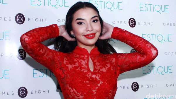 Manohara, Sexy in Red! Manohara, Sexy in Red!