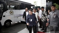 Trimedya Panjaitan bersama anggota Komisi III lainnya memasuki gedung baru KPK.