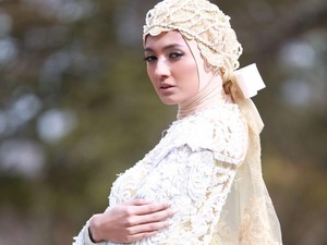 Foto di Pemakaman, Laura Muljadi Tampil Dramatis dengan Gaun Anniesa Hasibuan