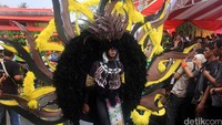 Berbagai kostum unik memeriahkan pawai Cap Go Meh. Pool/Al Fanny Panestika/detikFoto.