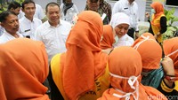 Mensos menyalani para penghuni panti.