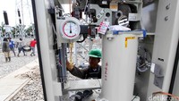 Pekerja mengecek jaringan di Saluran Udara Tegangan Tinggi 150 kV dan Gardu Induk PLN 60 MVA Sei Mangkei. Agus Trimukti/Humas PLN.