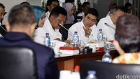 Menteri Pendayagunaan Aparatur Negara Reformasi Birokrasi (MenPAN-RB) Yuddy Chrisnandi mengikuti Rapat Kerja (Raker) dengan Komite I DPD di Kompleks Parlemen, Senayan, Jakarta, Senin (22/2).