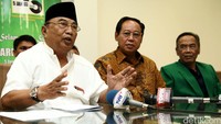 Politisi senior PPP Tosari Widjaja dan Ketum PPP Muktamar Jakarta Djan Faridz menggelar jumpa pers di gedung PPP, Jakarta, Senin (22/2/2016).