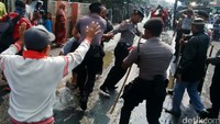 2 Warga yang dianggap sebagai provokator yang mengajak warga lain untuk melakukan pemblokiran diamankan.
