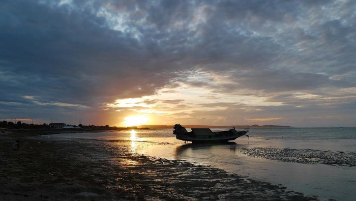 Video Senja yang Syahdu di Pinggir Pantai Kupang