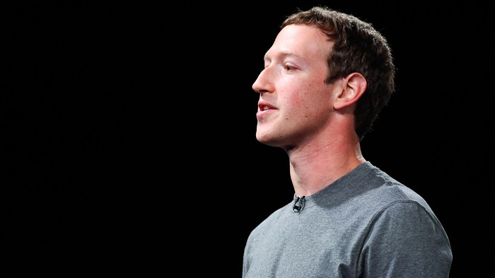BARCELONA, SPAIN - FEBRUARY 21:  Founder and CEO of Facebook Mark Zuckerber gives his speach during the presentation of the new Samsung Galaxy S7 and Samsung Galaxy S7 edge on February 21, 2016 in Barcelona, Spain. The annual Mobile World Congress will start tomorrow and will host some of the worlds largst communication companies, with many unveiling their last phones and gadgets.  (Photo by David Ramos/Getty Images)