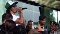 Setelah itu, Slank pun langsung bernyanyi.