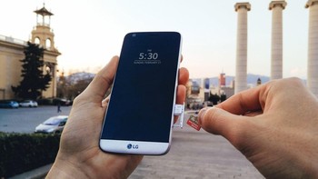 Inilah penampakan LG G5. Ia tampak seperti smartphone pada umumnya. Foto: LG