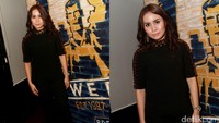 Sementara Momo tampil dengan busana serba hitam. Pool/Gus Mun/detikFoto.