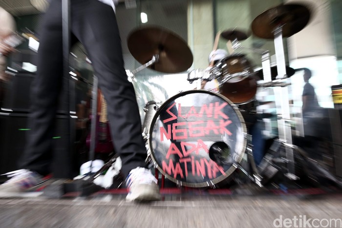 Grup band Slank konser di lobi kantor KPK, Jakarta, Senin (22/2). Aksi tersebut sebagai bentuk penolakan terhadap rencana revisi UU KPK.