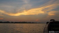 Kala senja, langit akan berwarna kekuningan. Potretlah dari atas perahu getek Anda (Afif/detikTravel)
