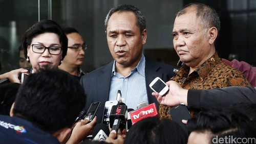 Rombongan Komisi III DPR seperti Benny K Harman, Masinton Pasaribu, Akbar Faizal, dan Abu Bakar Al Habsyi menyambangi Gedung KPK. Rombongan yang diterima Agus Rahardjo, Basaria Pandjaitan, Alexander Marwata, Saut Situmorang, dan Laode M Syarif itu tak hanya meninjau kondisi gedung baru, mereka juga meminta agar gedung baru tersebut tetap dinamai gedung KPK bukan Dwi Warna seperti yang diresmikan Presiden Jokowi 29 Desember 2015.