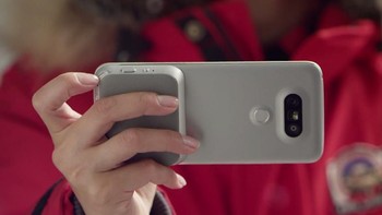 Anda tak bisa menyalahkan LG untuk mencoba sesuatu yang baru. LG G5 adalah satu satunya smartphone yang diproduksi massal, yang sungguh berbeda dengan yang lain, namun itu tampaknya tidak meyakinkan orang untuk membelinya, sebut Stan Schroeder dari media teknologi Mashable. Foto: LG