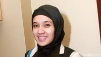 Artis 32 tahun itu mengaku hatinya lebih tenang setelah menutup aurat dengan mengenakan hijab. Pool/Gus Mun/detikFoto.