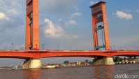 Traveler bisa melihat sisi lain Jembatan Ampera. Dengan perahu getek, Anda akan melihat Jembatan Ampera dari dekat dan dibawa melintasi bagian bawah jembatannya (Afif/detikTravel)