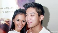 Stay With Me berkisah tentang sepasang insan yang akhirnya harus memilih untuk bertahan atau mengakhiri hubungan mereka karena didera masalah. Pool/Gus Mun/detikFoto.