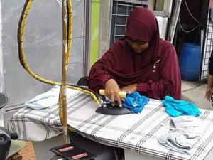 Gokil, Gosok Keliling Pakai Motor Bebek