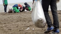Di Hari Peduli Sampah Nasional, 21 Februari, ratusan aktivis Greenpeace turut melakukan aksi bersih sampah bersama masyarakat. (Afriadi Hikmal/Greenpeace)