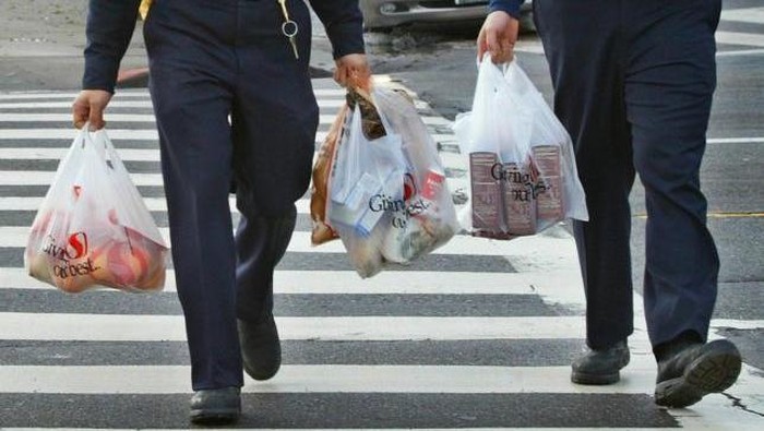 Saatnya diet plastik ya, guys. Foto: Tas plastik di AS (Reuters) Saatnya diet plastik ya, guys. Foto: Tas plastik di AS (Reuters)