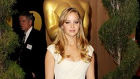 Aktris kelahiran 15 Agustus 1990 itu tampil manis dibalut dress putih dengan sentuhan warna hitam saat hadir di acara makan siang para nominator Academy Awards ke-83 pada 7 Februari 2011 silam di Beverly Hills, California. Kevin Winter/Getty Images/detikFoto.